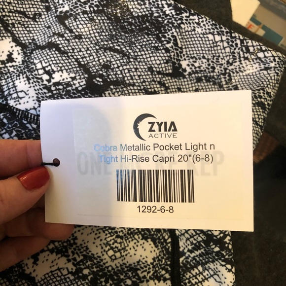 NWT ZYIA Cobra Metallic Light and Tight Capris - Picture 3 of 3